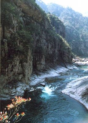 宁国储家滩 九天银瀑 华东大裂谷 恩龙世界木屋村 推荐纯玩三日游