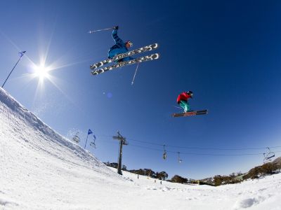 东方小巴黎哈尔滨、亚布力激情滑雪、威虎寨匪文化盛宴、最美亚雪公路、二浪不冻河、中国雪乡、俄罗斯风情名镇+油画村双飞 5 日游